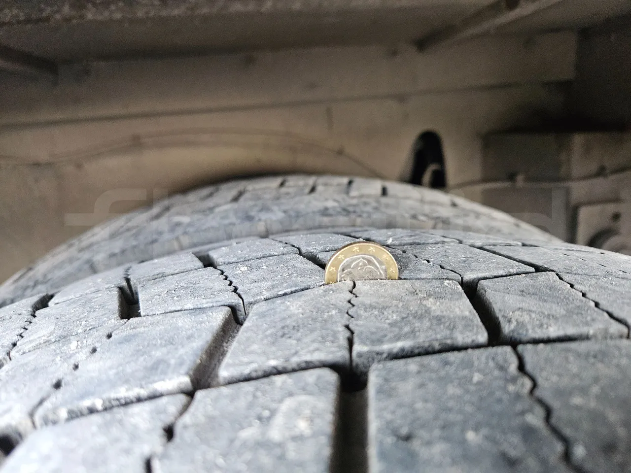 Mercedes-Benz Tourismo RHD 632 01 - EUR6 - 290kW - 12.140m - tread condition second axle tires right