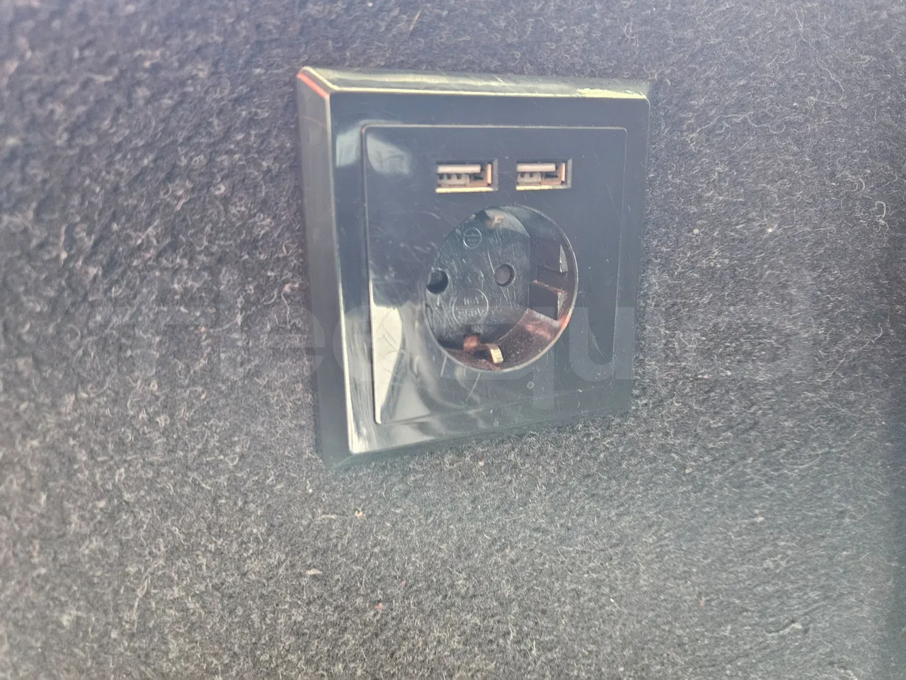 Mercedes-Benz Tourismo RHD 632 01 - EUR6 - 290kW - 12.140m - power outlets detail