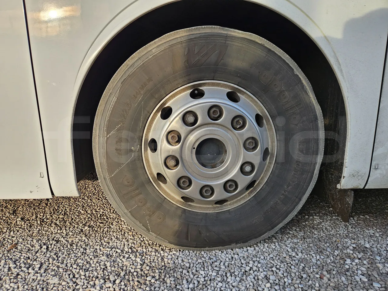 Mercedes-Benz Tourismo RHD 632 01 - EUR6 - 290kW - 12.140m - front left tire measurements