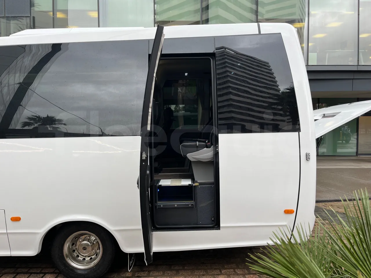 Iveco Indcar Wing/ Euro 6 - 152 Kw - 8.524 Mt - front door 2 open