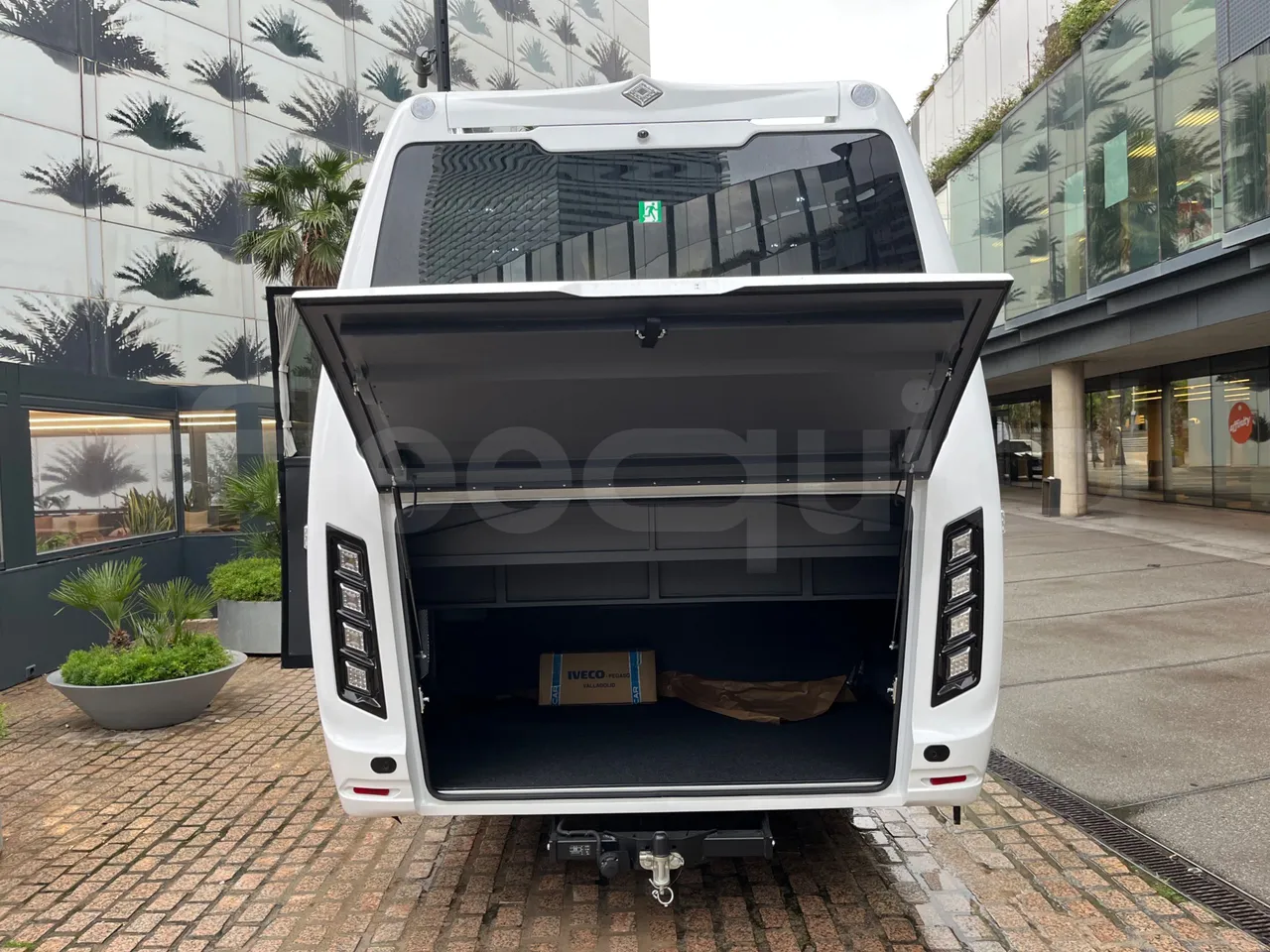 Iveco Indcar Wing/ Euro 6 - 152 Kw - 8.524 Mt - rear hatch open