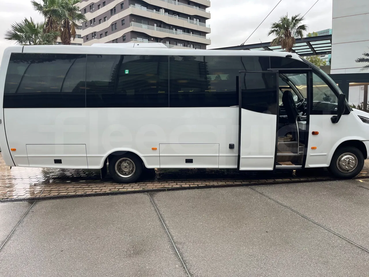 Iveco Indcar Wing/ Euro 6 - 152 Kw - 8.524 Mt - right side doors closed