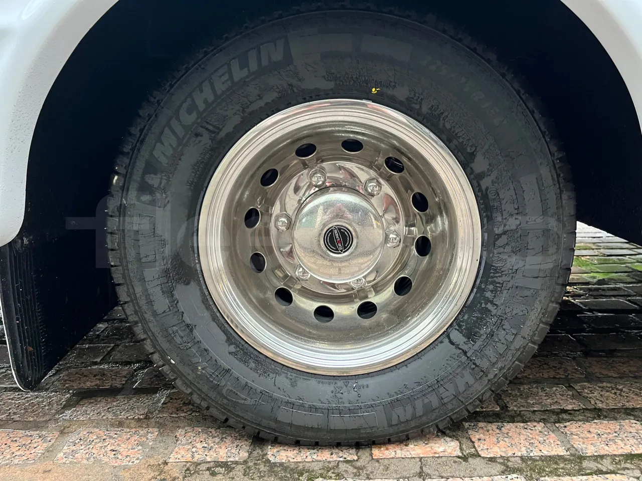 Iveco Indcar Wing/ Euro 6 - 152 Kw - 8.524 Mt - rear left tire photo