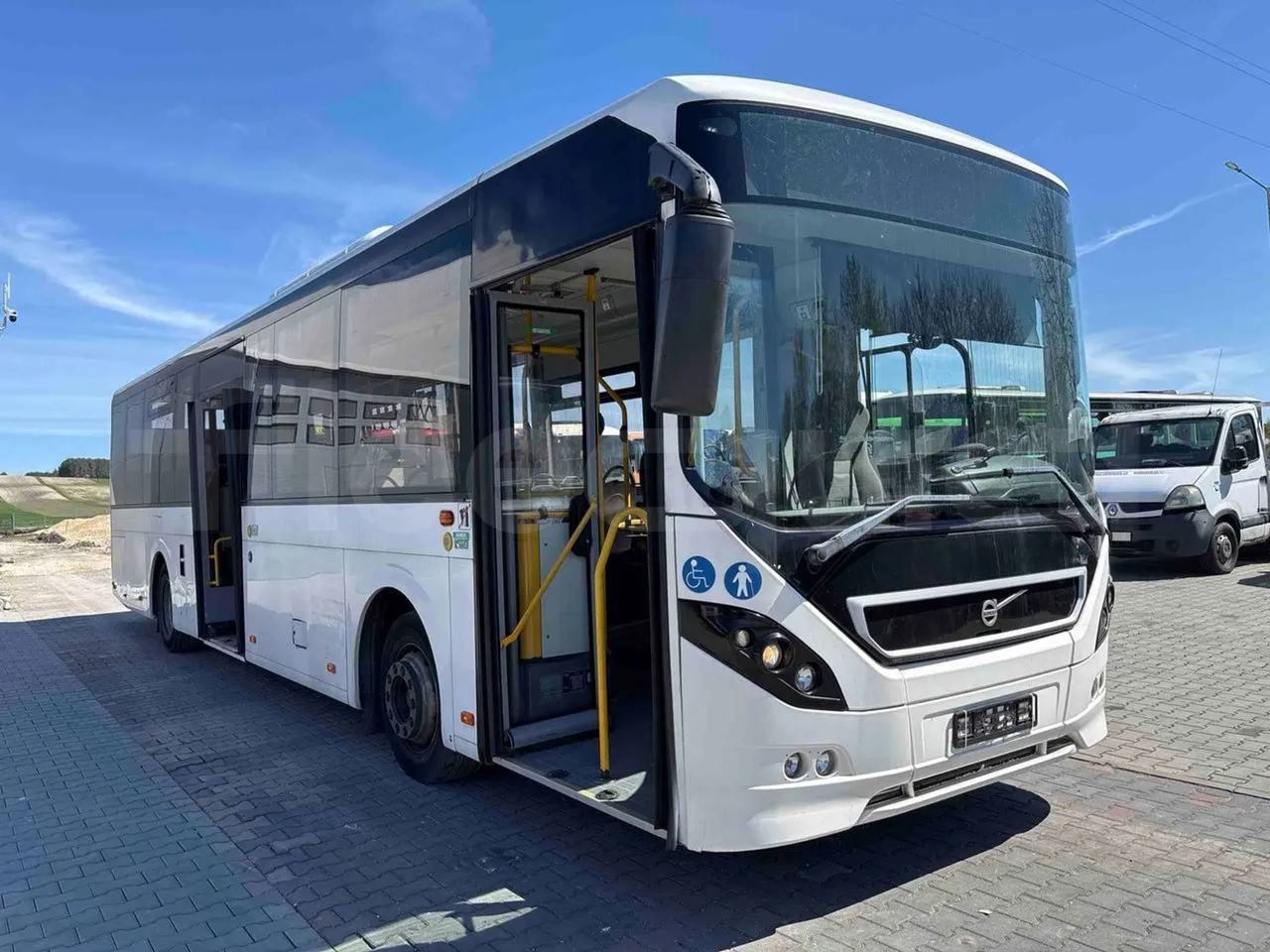 Volvo 8900LE B7R - EUR5 - 213kW - 12.097m - 3/4 right front doors open