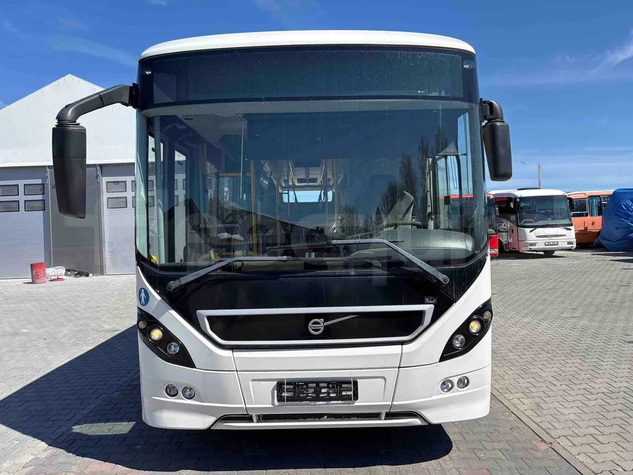 Volvo 8900LE B7R - EUR5 - 213kW - 12.097m - front photo