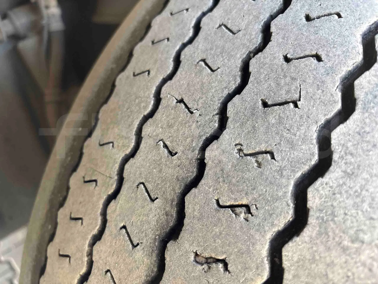 Volvo 8900LE B7R - EUR5 - 213kW - 12.097m - tread condition front tires right