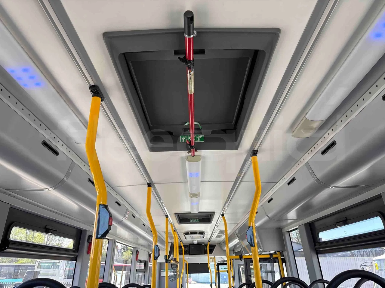 Volvo 8900LE B7R - EUR5 - 213kW - 12.097m - overhead compartments photo
