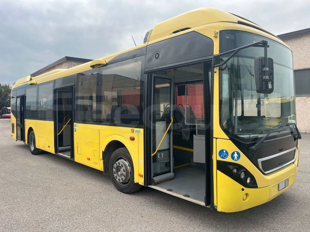 Volvo B4SC 7900  - Euro6 - 177kW - 12.134mt - 3/4 right front doors open