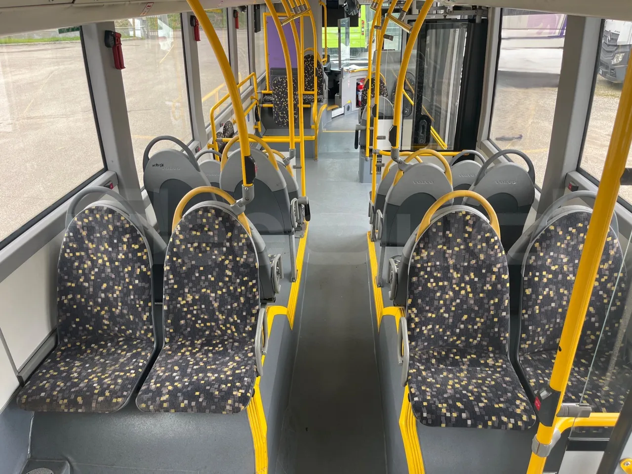 Volvo B4SC 7900  - Euro6 - 177kW - 12.134mt - forward view middle aisle