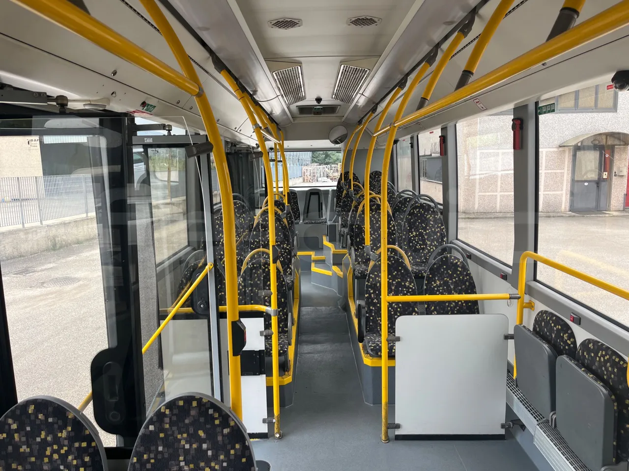 Volvo B4SC 7900  - Euro6 - 177kW - 12.134mt - reverse view middle aisle