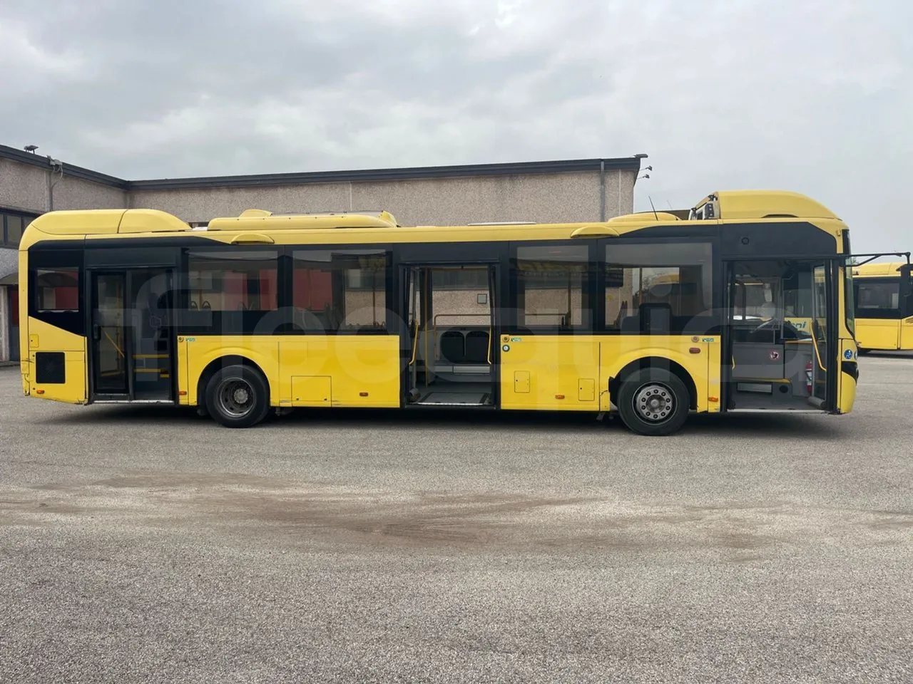 Volvo B4SC 7900  - Euro6 - 177kW - 12.134mt - right side doors open