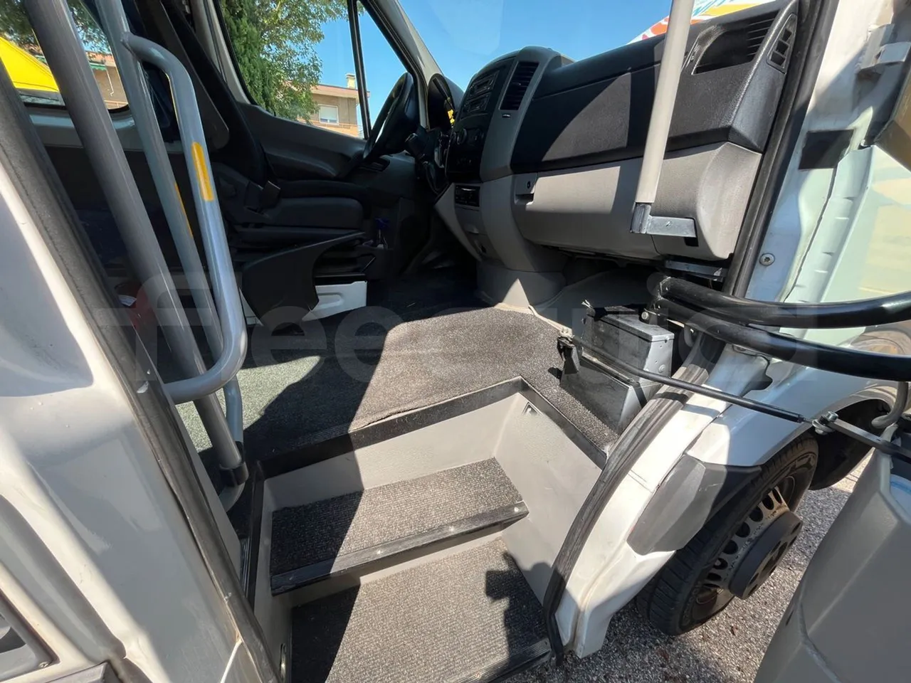 Mercedes-Benz MB906 BB50/Euro 6 - 120 Kw - 7,361 Mt - 3/4 right front doors open