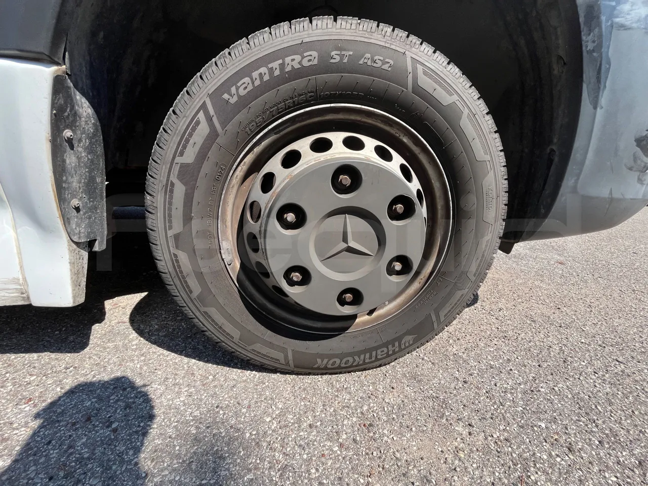 Mercedes-Benz MB906 BB50/Euro 6 - 120 Kw - 7,361 Mt - tread condition front tires right