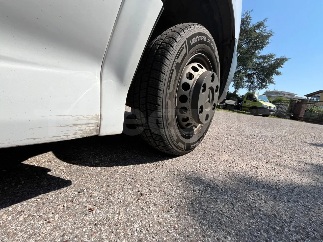 Mercedes-Benz MB906 BB50/Euro 6 - 120 Kw - 7,361 Mt - rear left tire photo