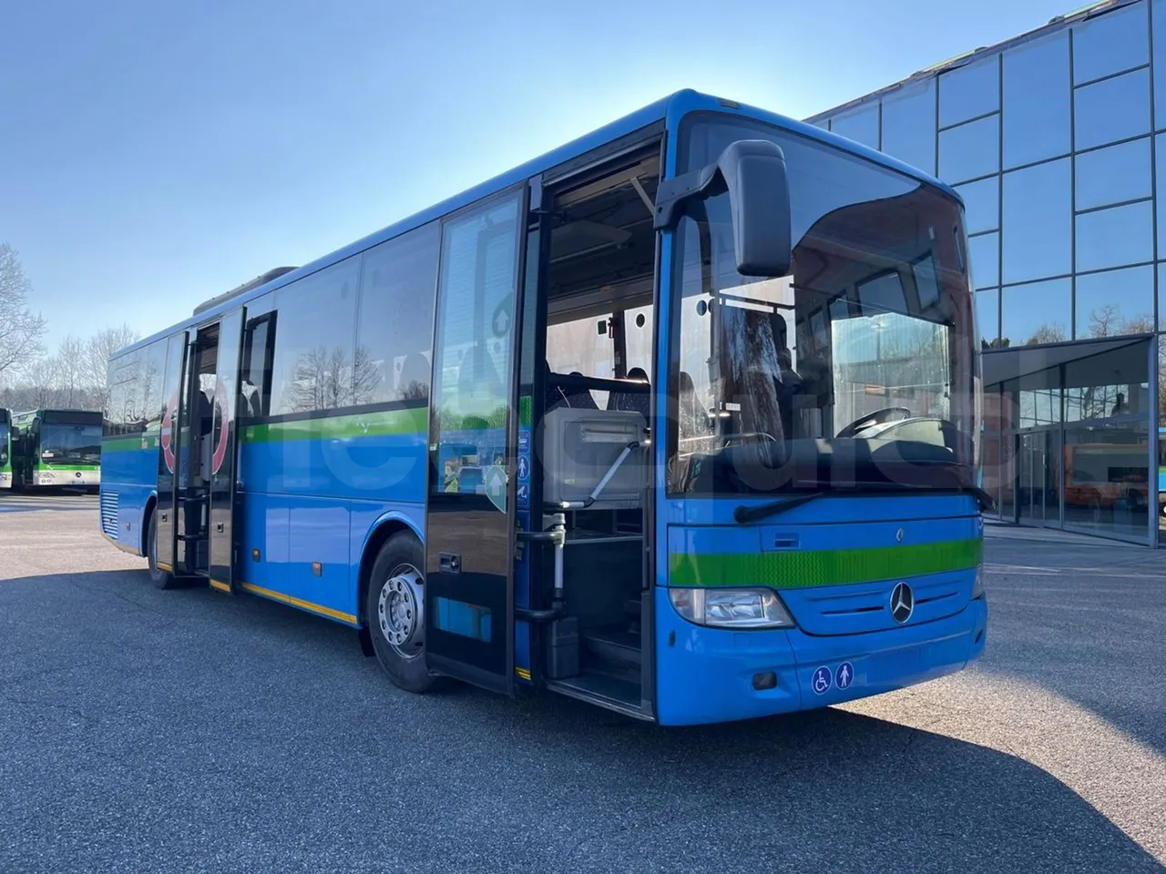 Mercedes-Benz Integro E5 4 - Euro5 - 220kW - 12.140mt - 3/4 right front doors open