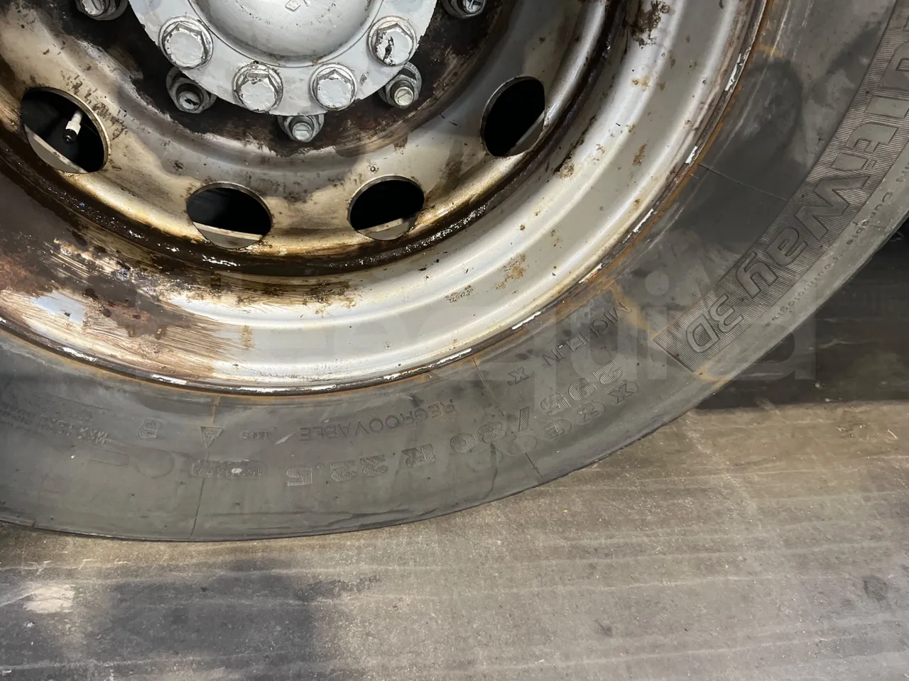 Mercedes-Benz Integro E5 4 - Euro5 - 220kW - 12.140mt - tread condition front tires right