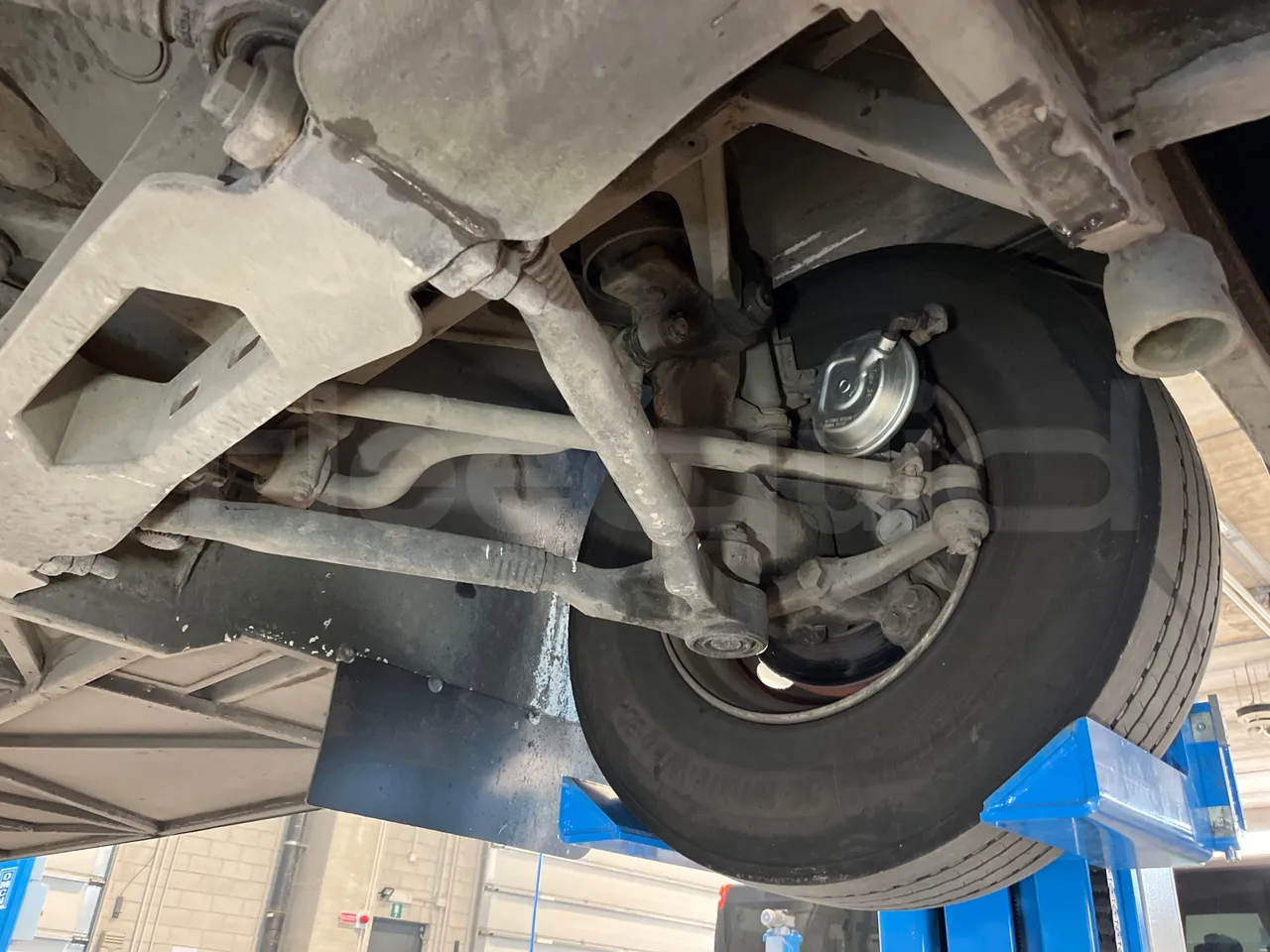 Mercedes-Benz Integro E5 4 - Euro5 - 220kW - 12.140mt - front axle left side