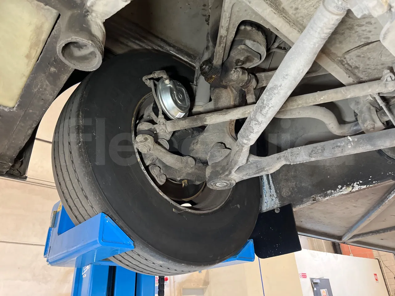 Mercedes-Benz Integro E5 4 - Euro5 - 220kW - 12.140mt - front axle right side