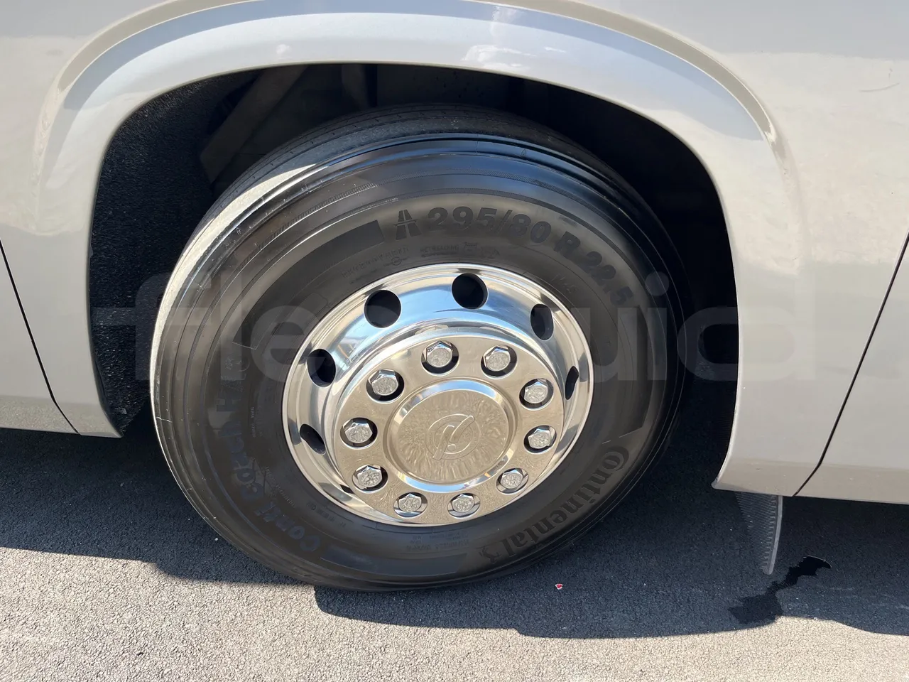 Irizar i6 - First Axle Left Side: Complete Tyre