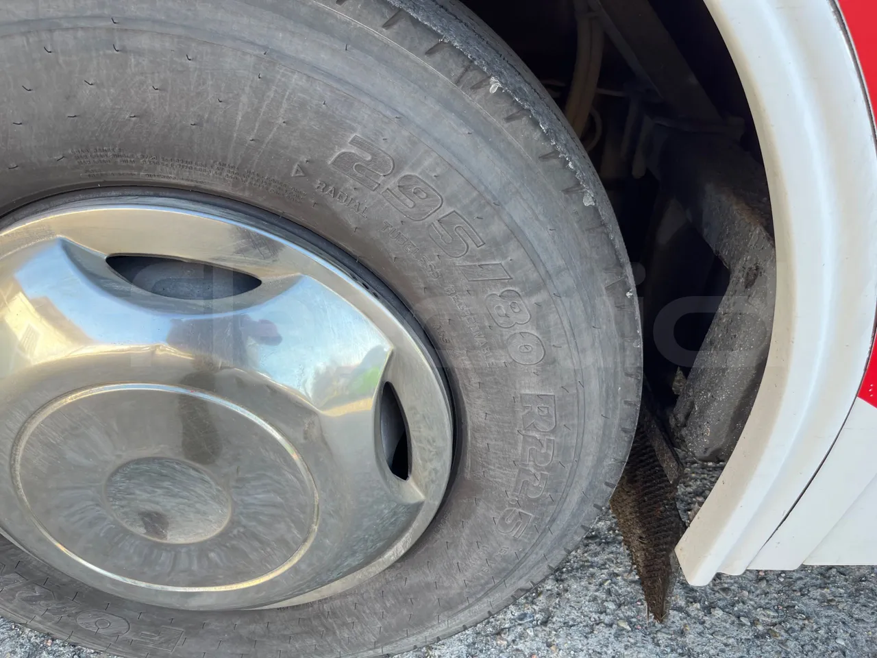 Irizar Scania K380EB - EUR4 - 279kW - 12m - front left tire measurements