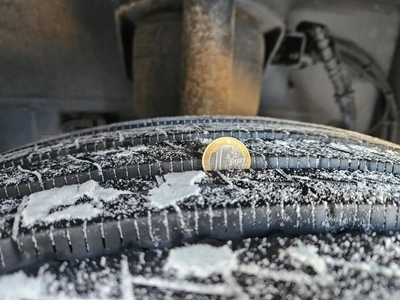 Mercedes-Benz Travego Travego - Euro 6 - 350 kW - 13 mt - tread condition front tires right