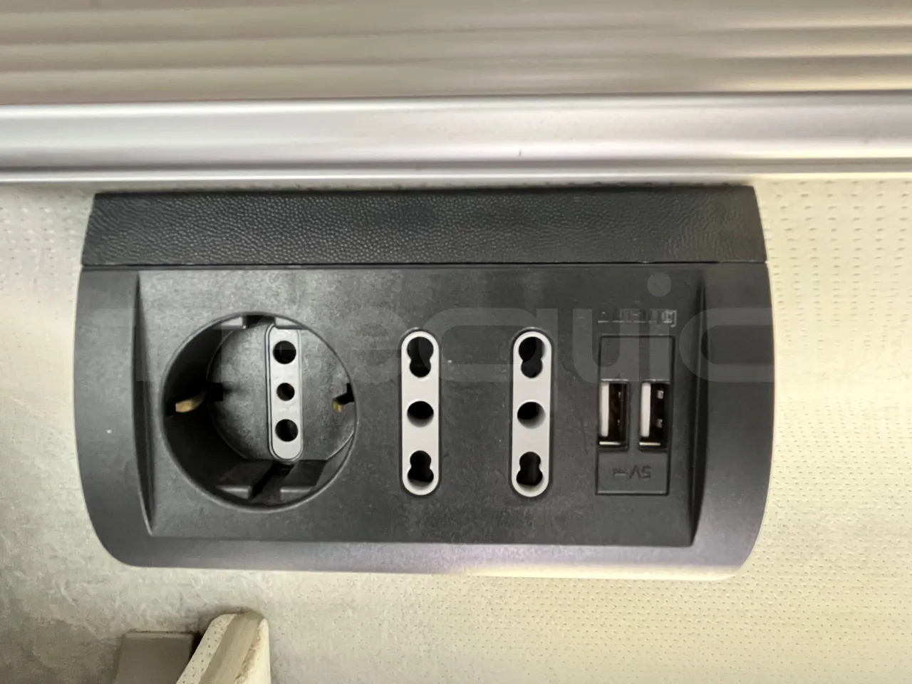 Vdl Futura 501E1 - EUR6 - 320kW - 12.875m - usb charging detail