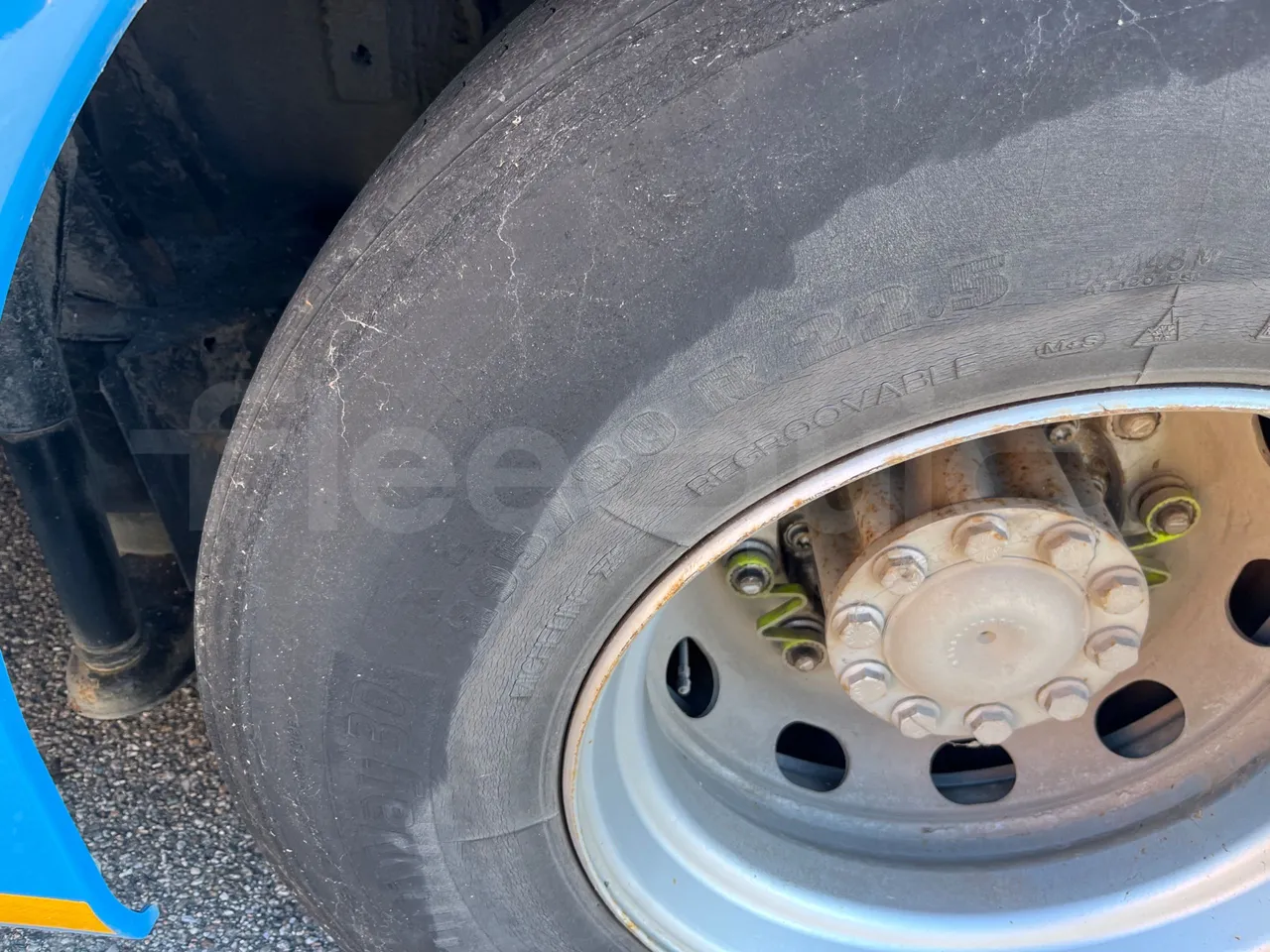 Mercedes-Benz Integro E5 4 - Euro5 - 220kW - 12.140mt - tread condition front tires right