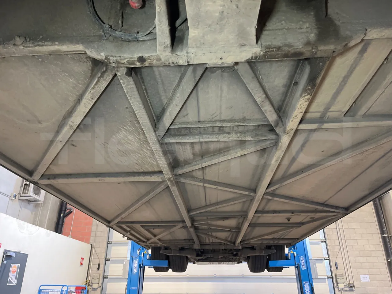 Mercedes-Benz Integro E5 4 - Euro5 - 220kW - 12.140mt - central undercarriage photo