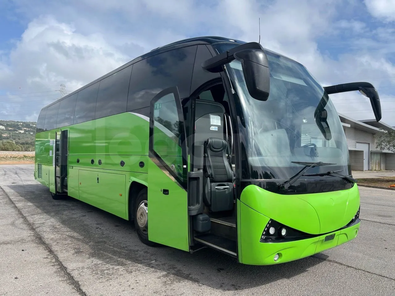 Man Lion's Coach JOACZ - Euro6 - 309kW - 12.101mt - 3/4 right front doors open