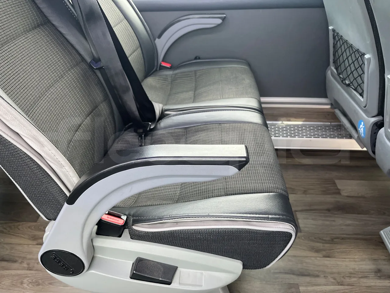 Man Lion's Coach JOACZ - Euro6 - 309kW - 12.101mt - armrest detail photo