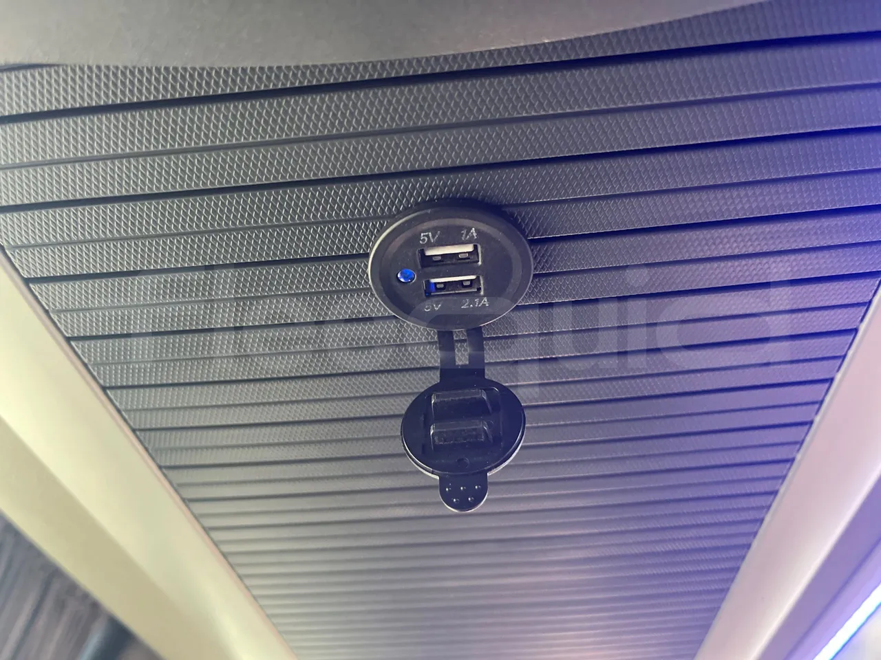 Man Lion's Coach JOACZ - Euro6 - 309kW - 12.101mt - usb charging detail