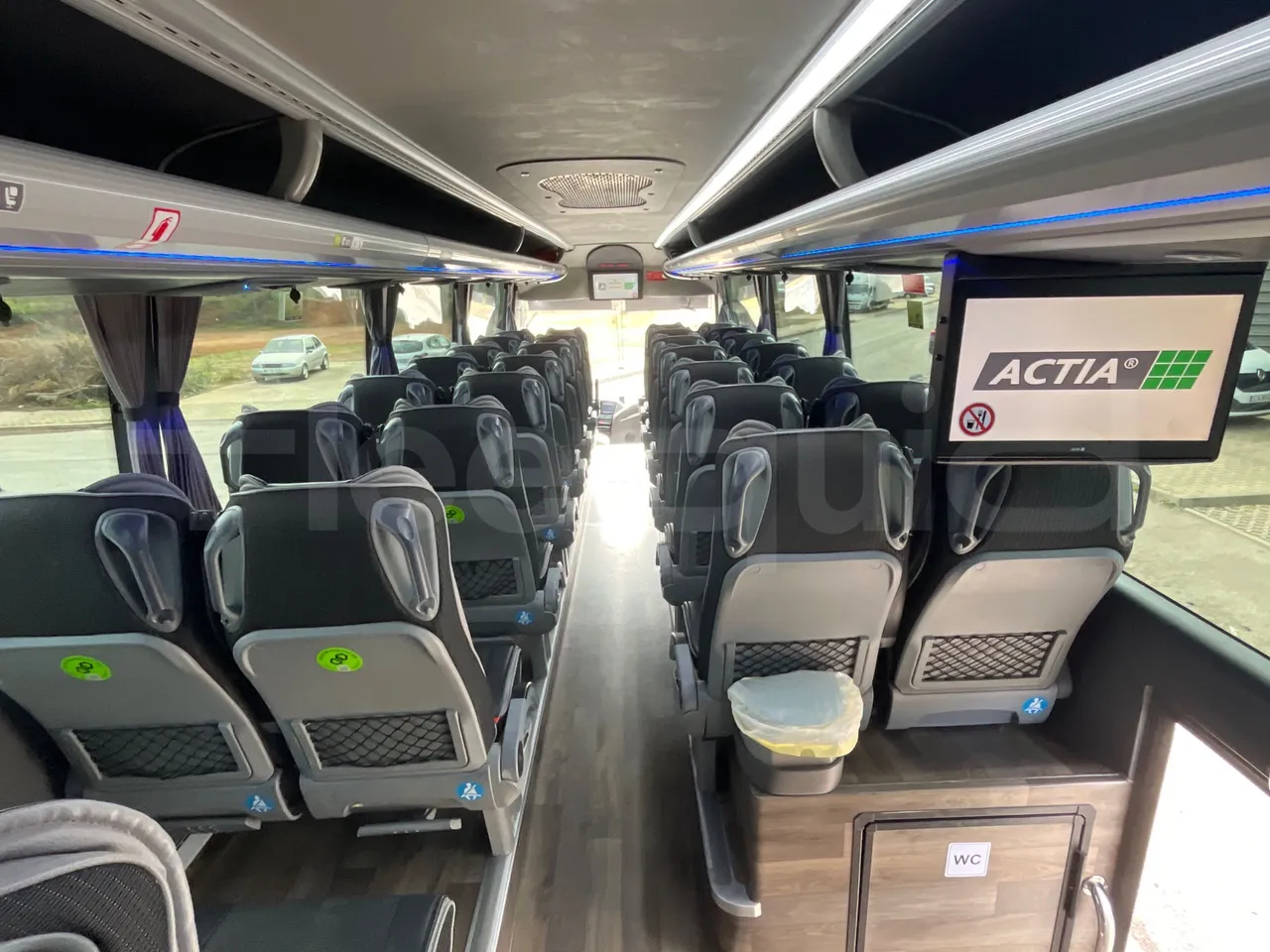 Man Lion's Coach JOACZ - Euro6 - 309kW - 12.101mt - forward view middle aisle
