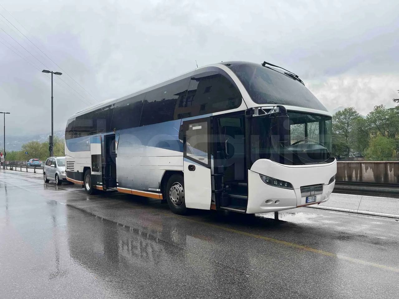 Neoplan Cityliner P14 - Euro6 - 324kW - 12.240mt - 3/4 right front doors open