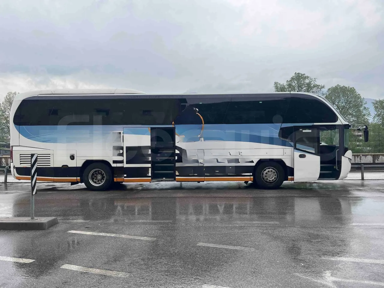 Neoplan Cityliner P14 - Euro6 - 324kW - 12.240mt - right side doors open