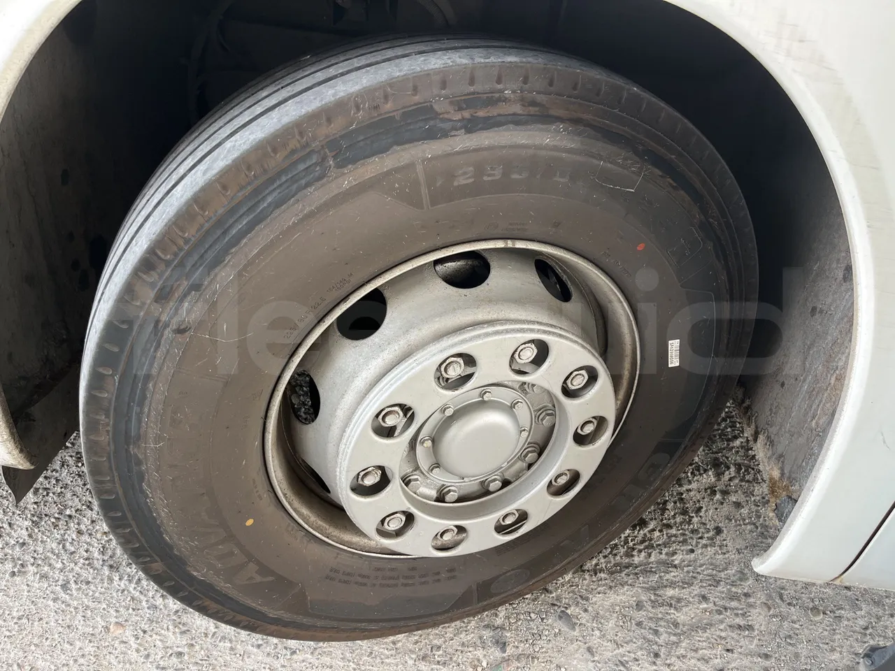 Setra S415 - First Axle Left Side: Complete Tyre