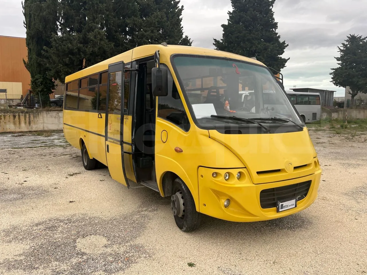 Iveco Cacciamali 65CF4 - Euro 4 - 130 kW - 8.560 mt - 3/4 right front doors open