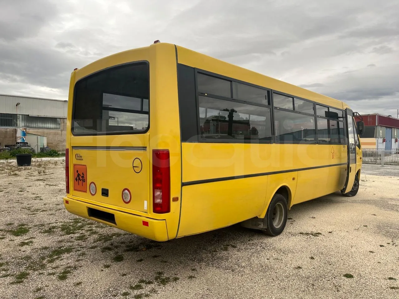 Iveco Cacciamali 65CF4 - Euro 4 - 130 kW - 8.560 mt - 3/4 right rear doors open