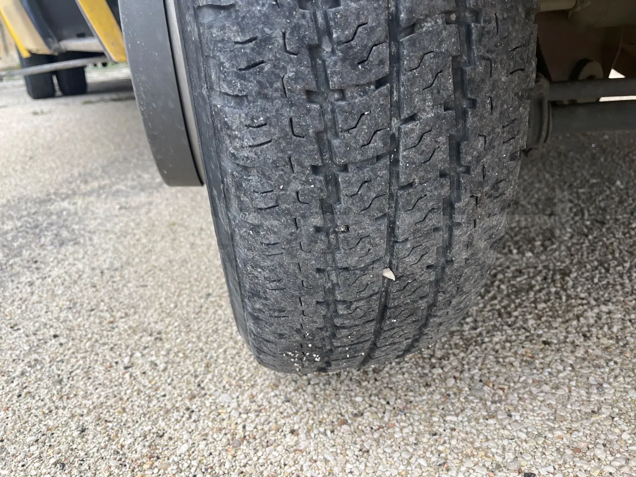 Iveco Cacciamali 65CF4 - Euro 4 - 130 kW - 8.560 mt - tread condition front tires right