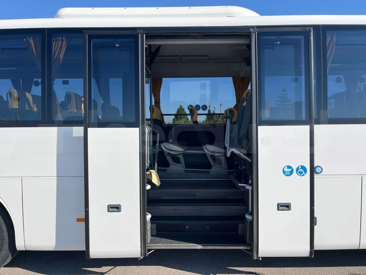 Setra S416 UL Business - Euro6 - 260kW - 12.7mt - front door 2 open