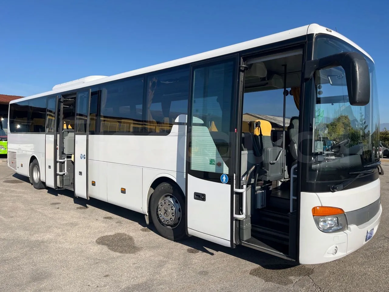 Setra S416 UL Business - Euro6 - 260kW - 12.7mt - 3/4 right front doors open