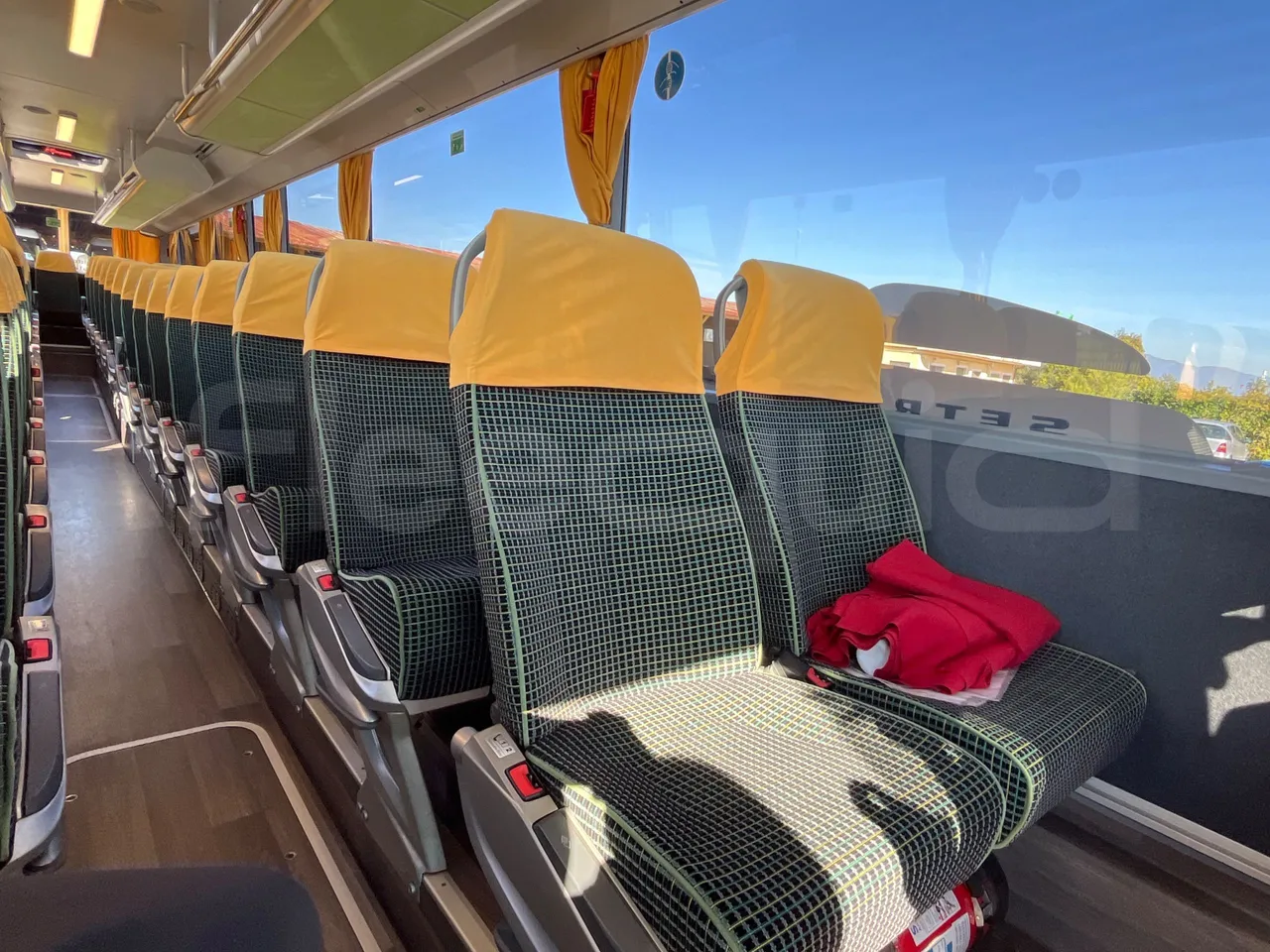 Setra S416 UL Business - Euro6 - 260kW - 12.7mt - table detail photo