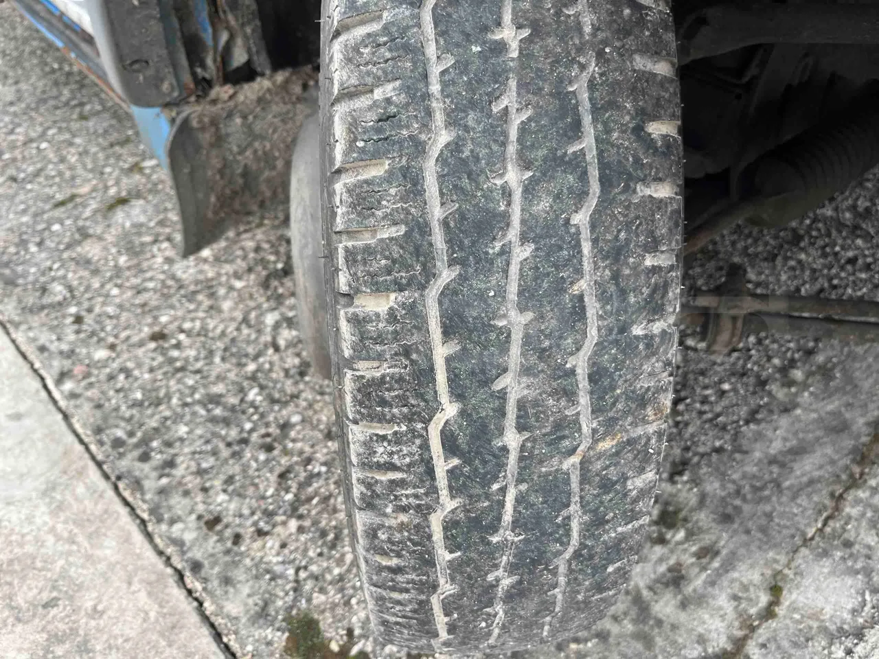 Iveco A45E12 A45E12 - Euro 2 - 90 kW - 6.860 mt - tread condition second axle tires right
