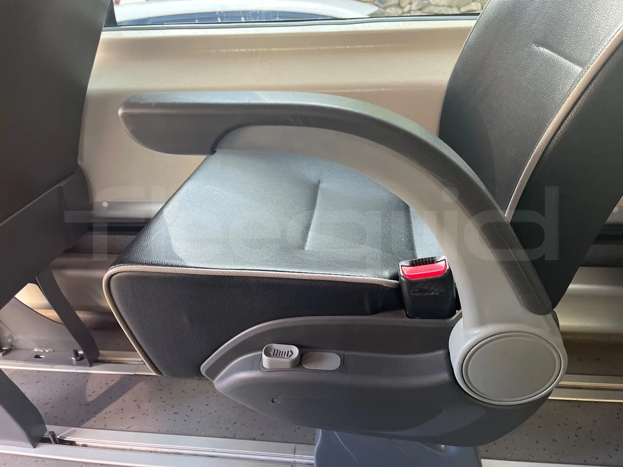 Mercedes-Benz Sprinter Noge - EUR6 - 140kW - 7.361m - armrest detail photo