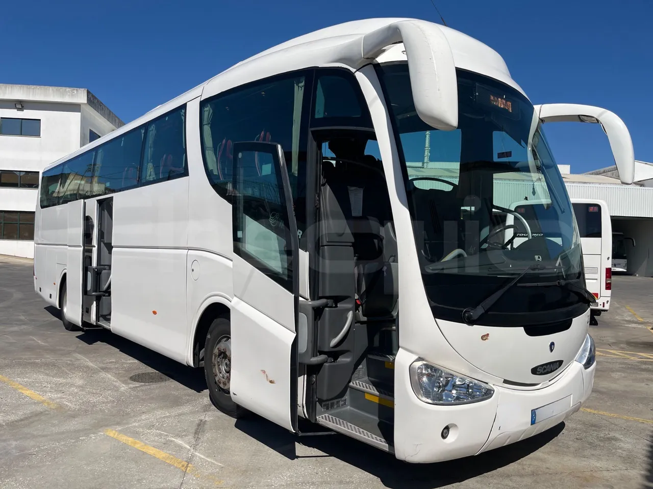 Irizar Scania - 3/4 right front doors open
