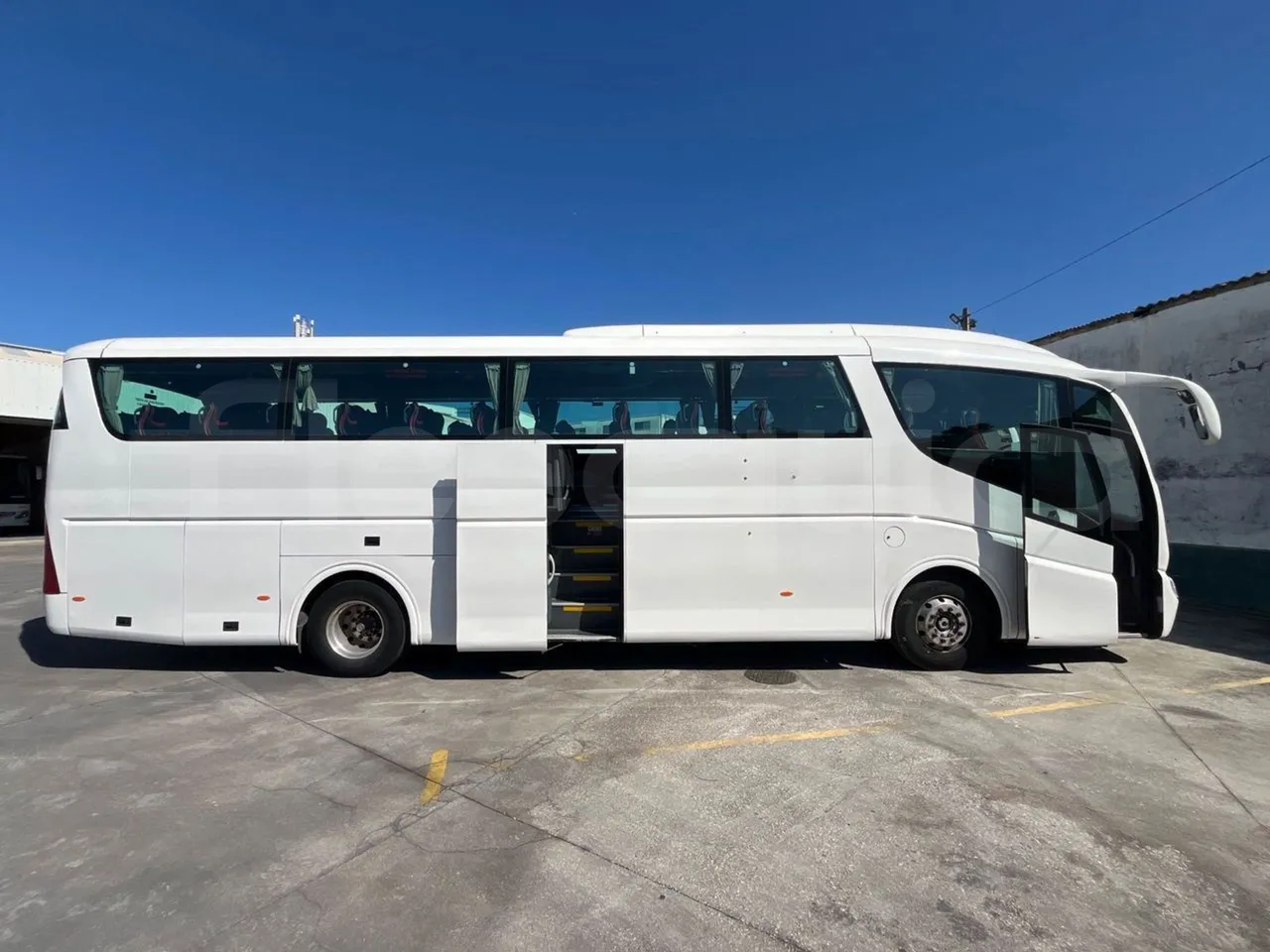 Irizar Scania - right side doors open