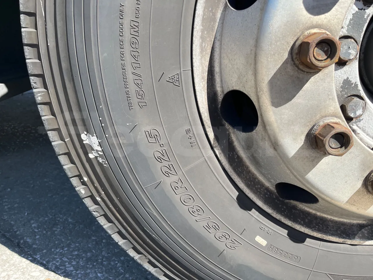 Irizar Scania - rear left tire photo