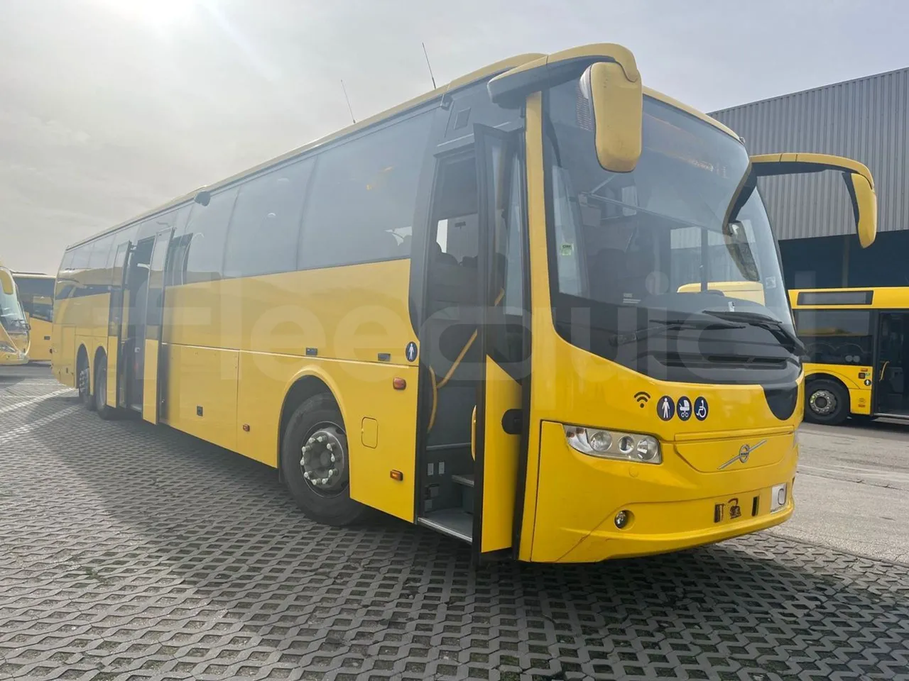 Volvo 9700-B8R B6SC 9700S - Euro 6 - 240 kW - 14.980 mt - 3/4 right front doors open