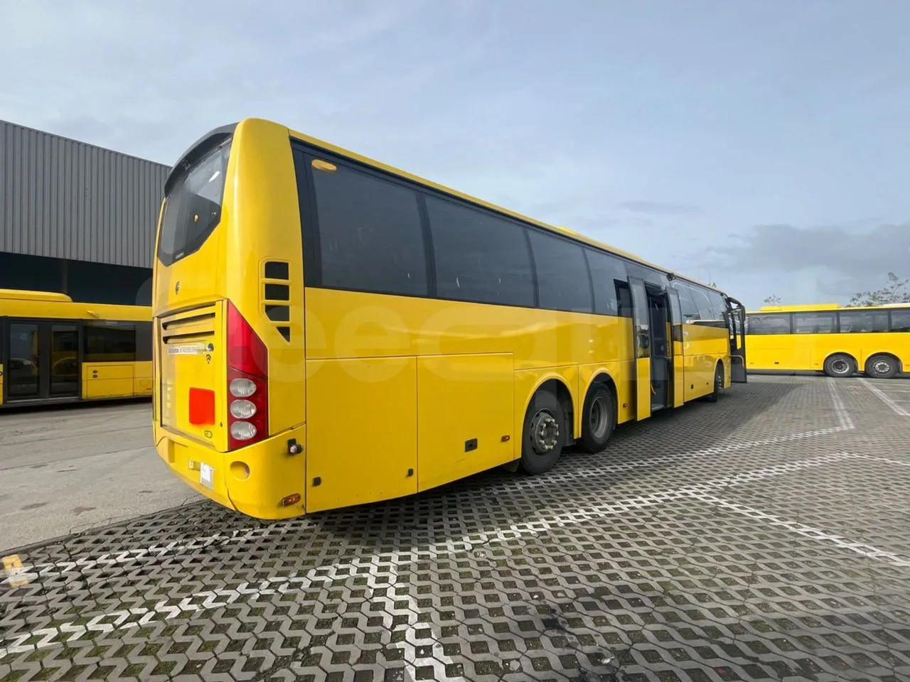 Volvo 9700-B8R B6SC 9700S - Euro 6 - 240 kW - 14.980 mt - 3/4 right rear doors open