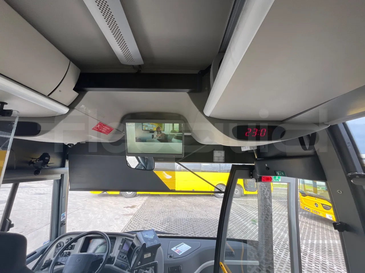 Volvo 9700-B8R B6SC 9700S - Euro 6 - 240 kW - 14.980 mt - monitor detail photo