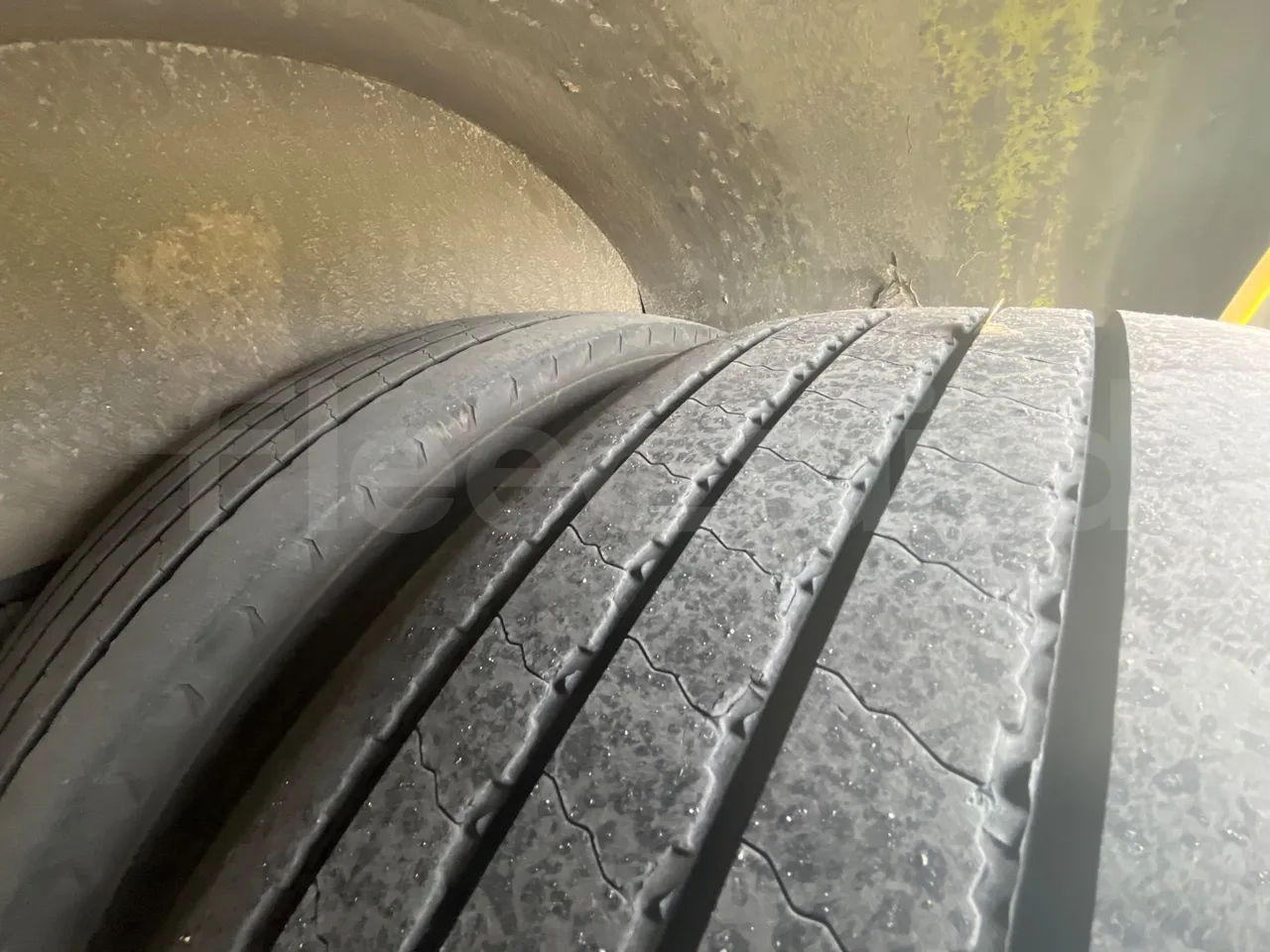Volvo 9700-B8R B6SC 9700S - Euro 6 - 240 kW - 14.980 mt - tread condition second axle tires right